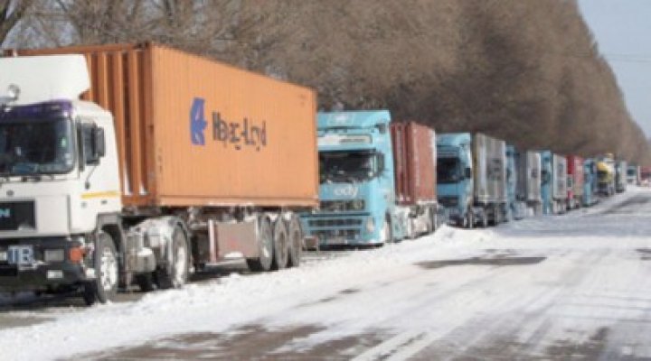 Peste 50 de TIR-uri, blocate în Vama Albiţa